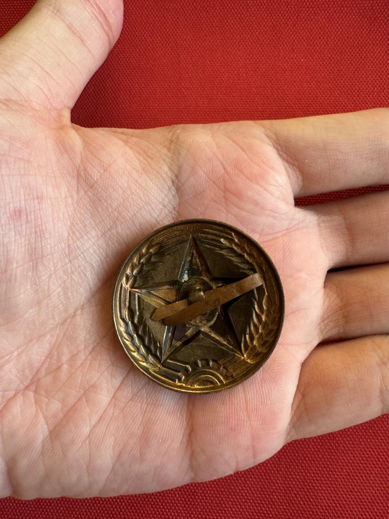 五哥徽章群   15号周六晚上八点4群联拍 帽徽