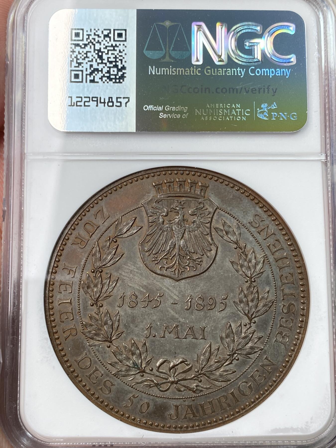 万国钱币拍卖第055期 NGC MS61 1895年德国美茵河畔法兰克福凤凰保险成立50周年镀银大铜章 罕见哥特体凤凰重生主题