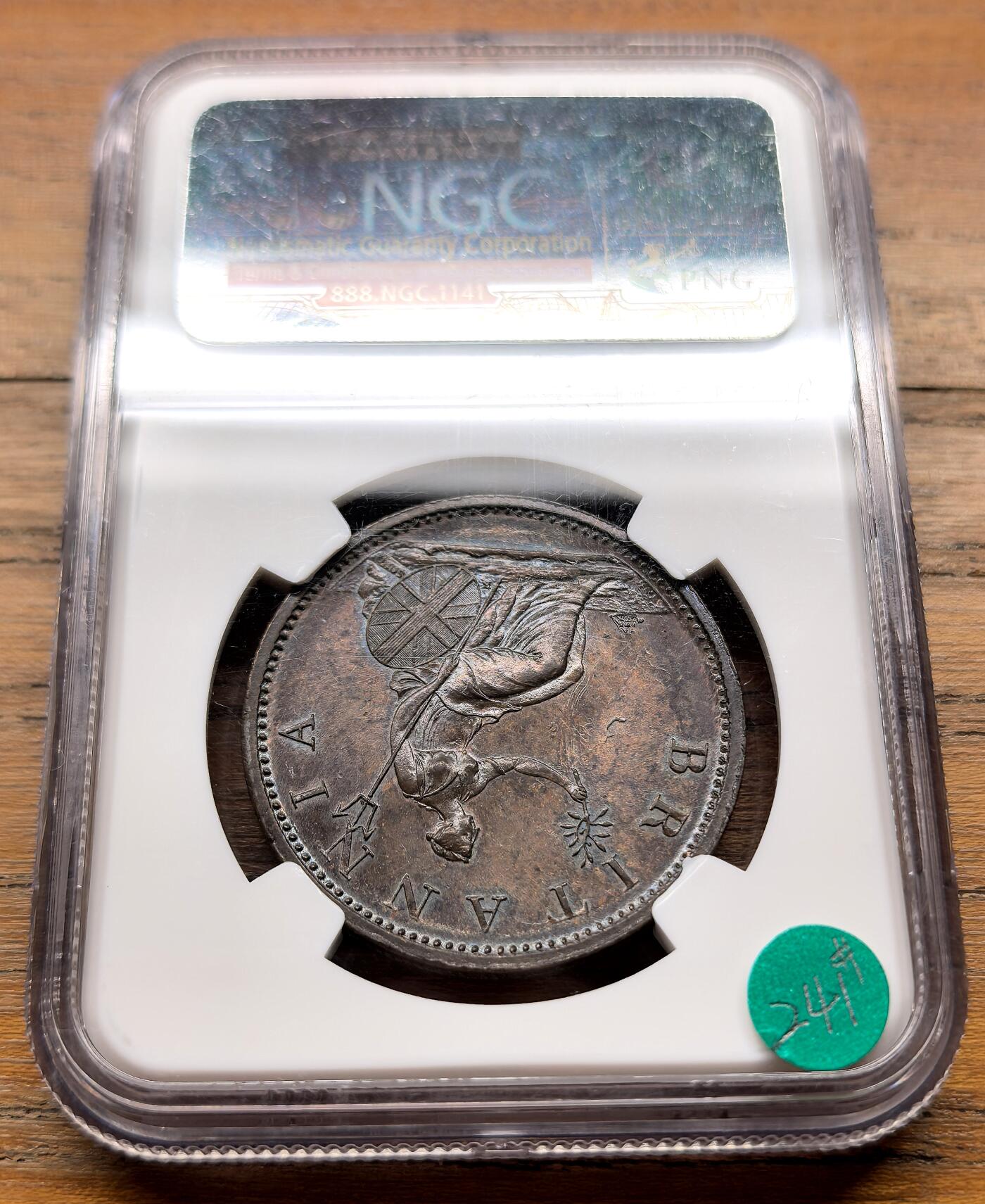 泉海漫舟·凡希社世界钱币微拍第三百十四期 1805英国乔三便士大铜NGC-MS65，220时光凝结而成的温润厚重，收藏级品质。SOHO运用最新改良的模具垫圈大规模铸造的铜币品种，这种新式垫圈大大提高了硬币的防伪性和耐磨性，代表了当时最高的铸币工艺。