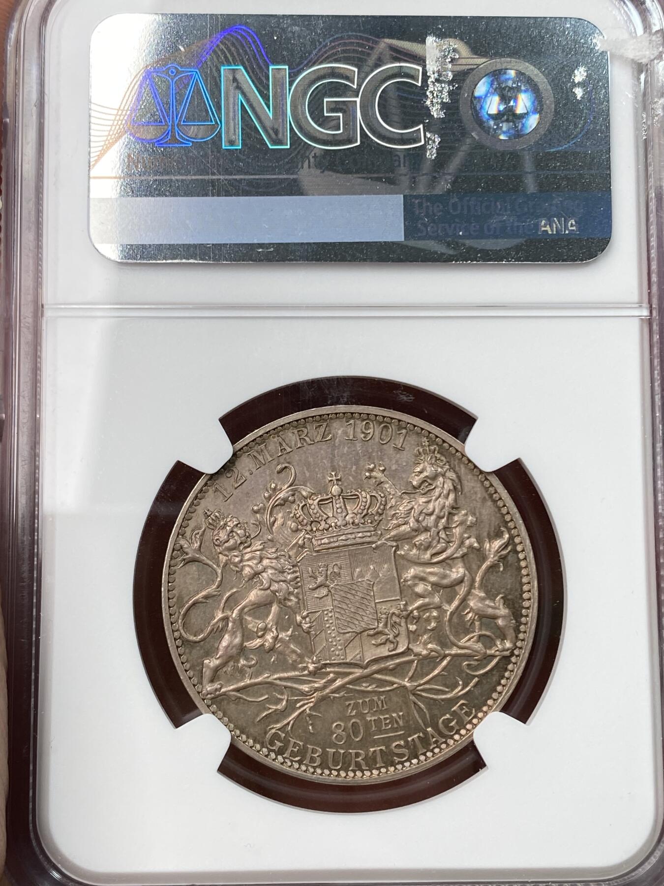 万国钱币拍卖第055期 NGC MS63 1901年德国巴伐利亚利奥波德摄政王80大寿纪念银章 罕见品种 均匀通透的深玫瑰香槟彩包浆覆盖在巴伐利亚风格双狮护盾之上 绝美收藏级