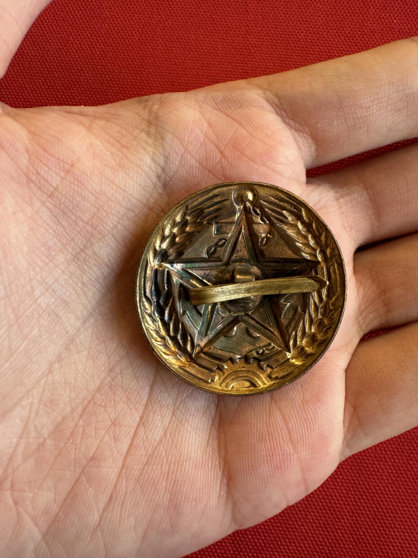 五哥徽章群   15号周六晚上八点4群联拍 帽徽