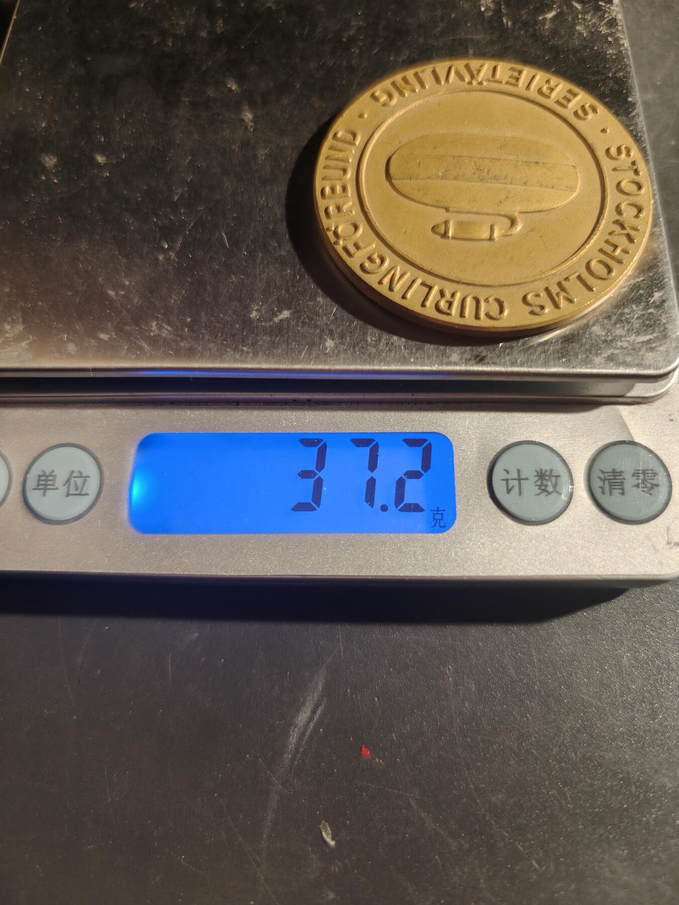 老王徽章第163期 13-15日三场连拍 16日统一发货  13、14日结束后可寄存 瑞典斯德哥尔摩冰壶协会系列赛大铜章    直径44mm.   重量37.2g