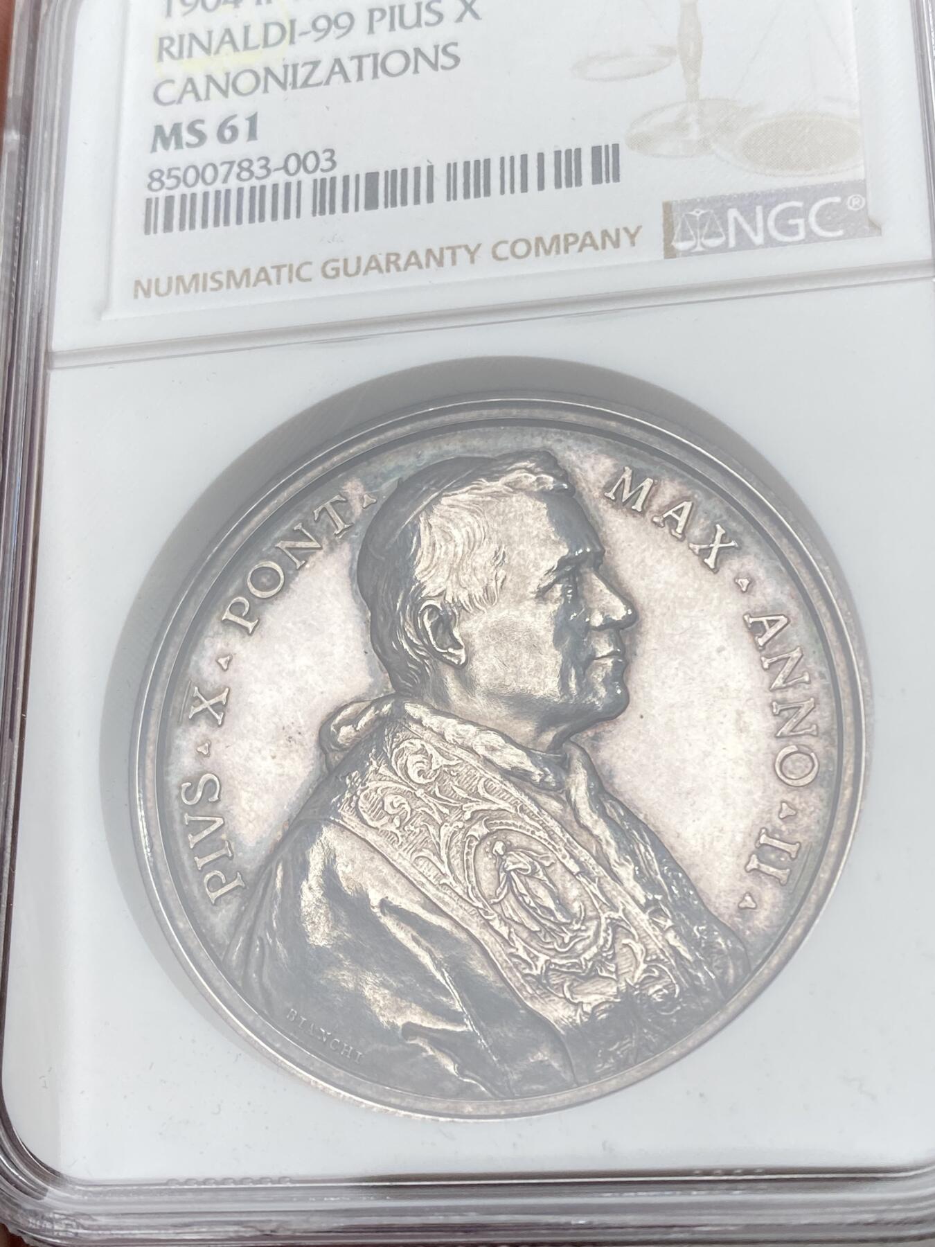 万国钱币拍卖第055期 NGC MS61 1904年梵蒂冈教皇国庇护十世纪念圣徒亚历山大·索利和杰拉德·马耶拉大银章 超高浮雕圣徒亚历山大·索利和杰拉德·马耶拉在圣灵的照耀下诵读圣训