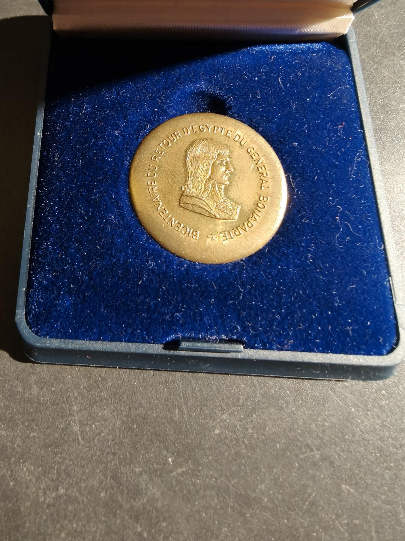 老王徽章第163期 13-15日三场连拍 16日统一发货  13、14日结束后可寄存 法国1999年圣拉斐尔集邮博览会纪念章    青年拿破仑头像     原盒     直径27mm.    重量9.1g