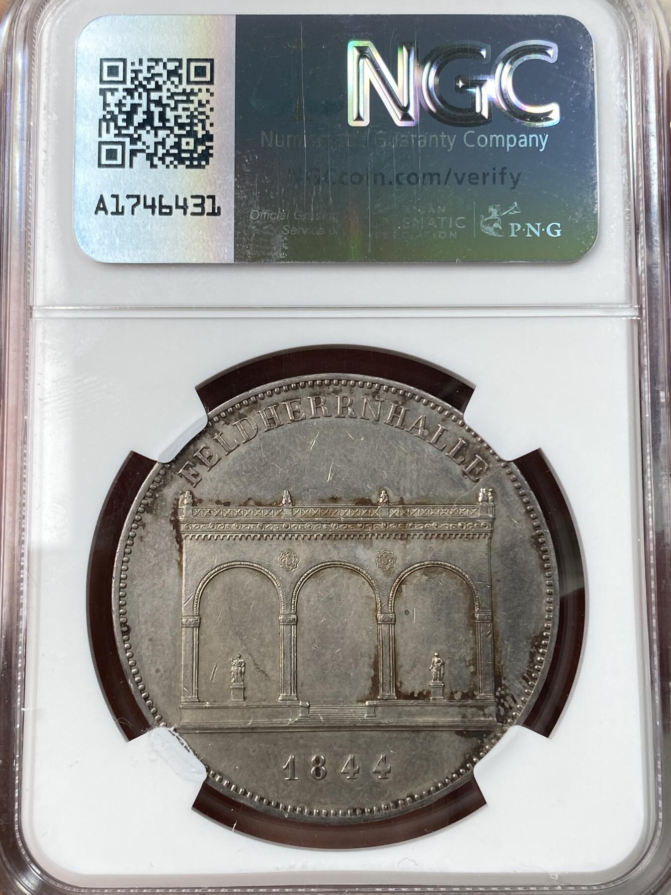 万国钱币拍卖第055期 NGC MS62 1844年德国巴伐利亚路德维希一世统帅堂历史2泰勒 淡青灰色均匀包浆极美 为庆祝统帅堂在慕尼黑落成而发行了此枚历史2T加以纪念 统帅堂造型模仿弗洛伦萨佣兵长廊 为了纪念巴伐利亚的统帅和怀念君主时代的辉煌胜利而建 如今是慕尼黑标志建筑