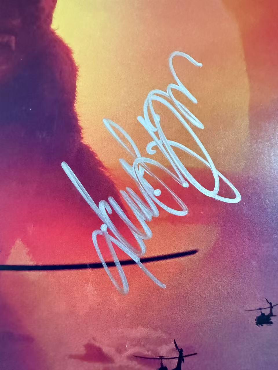 零元拍：《金刚：骷髅岛》IMAX 3D原版海报，“抖森”汤姆·希德勒斯顿、塞缪尔·杰克逊、布丽·拉尔森、景甜4人亲笔签名，尺寸A3。图七为装裱效果，拍品不含装裱。