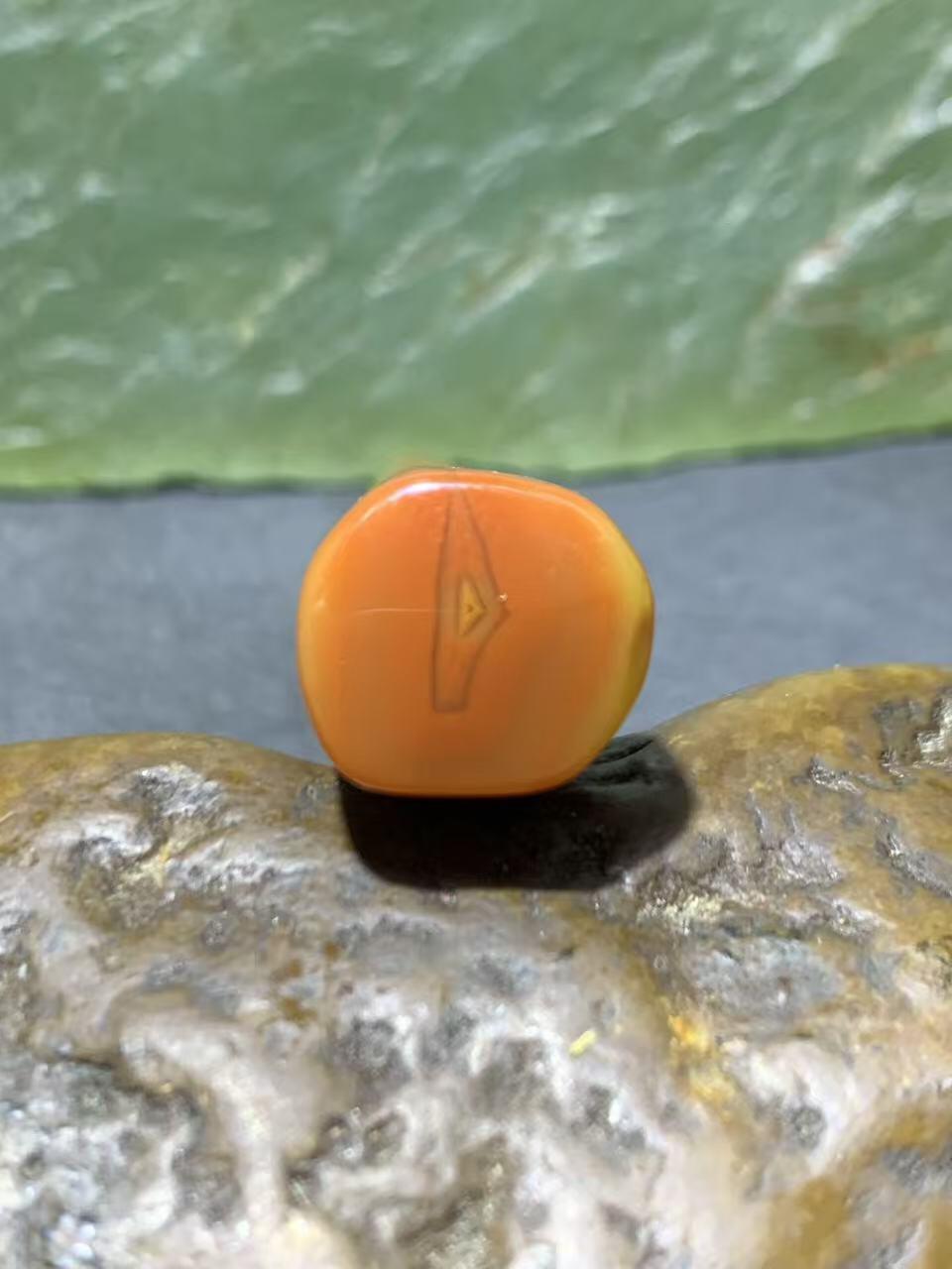 精美蒙料原皮冻料战国红随形玛瑙牙形吊坠一个，