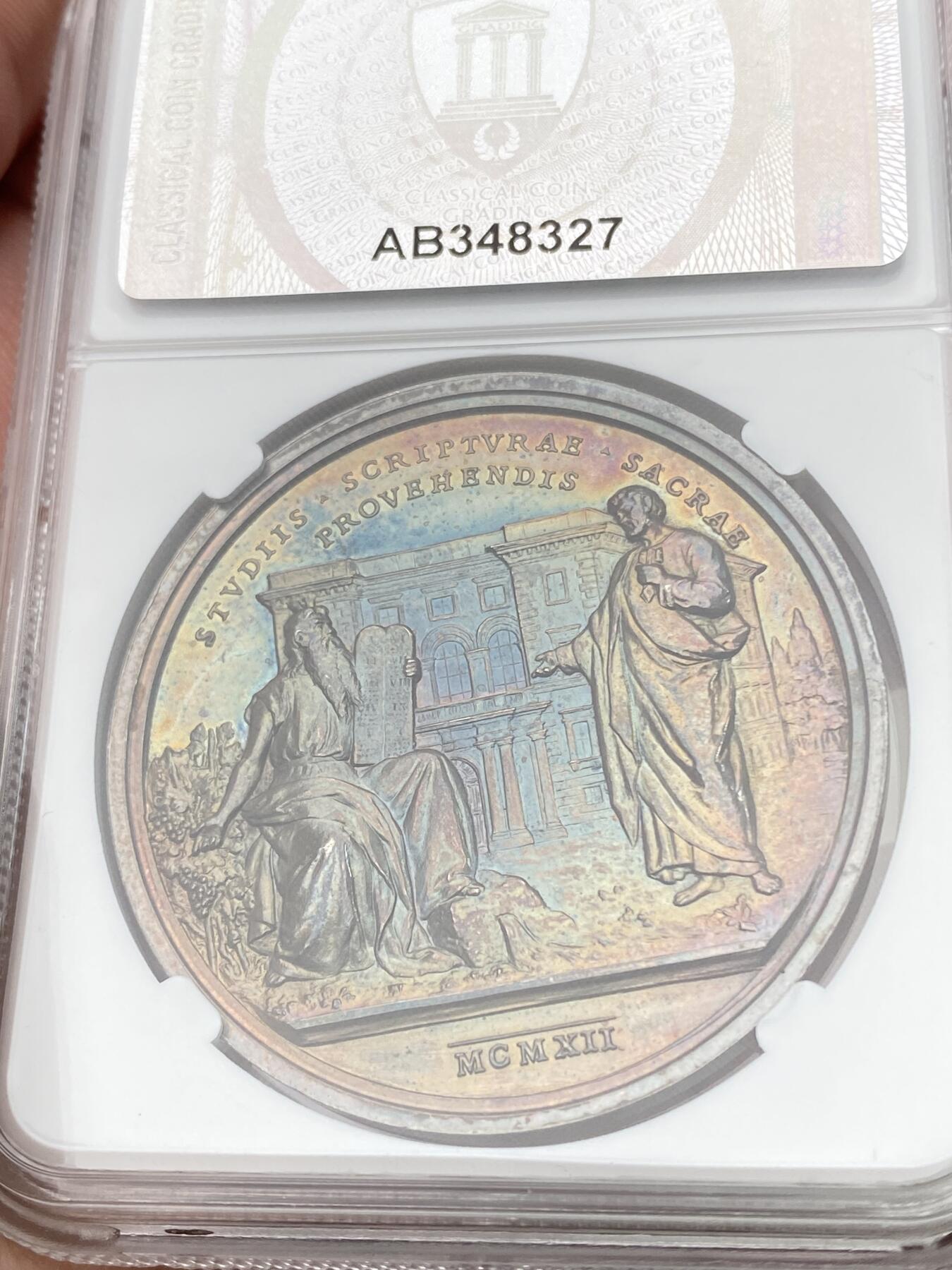 万国钱币拍卖第055期 CCG MS69 1912年梵蒂冈教皇国圣经研究所学院成立纪念大银章 罗马造币厂铸 底板均匀孔雀蓝幻彩与浮雕的喷砂交辉相应极美 意大利本土评级 分数仅供参考