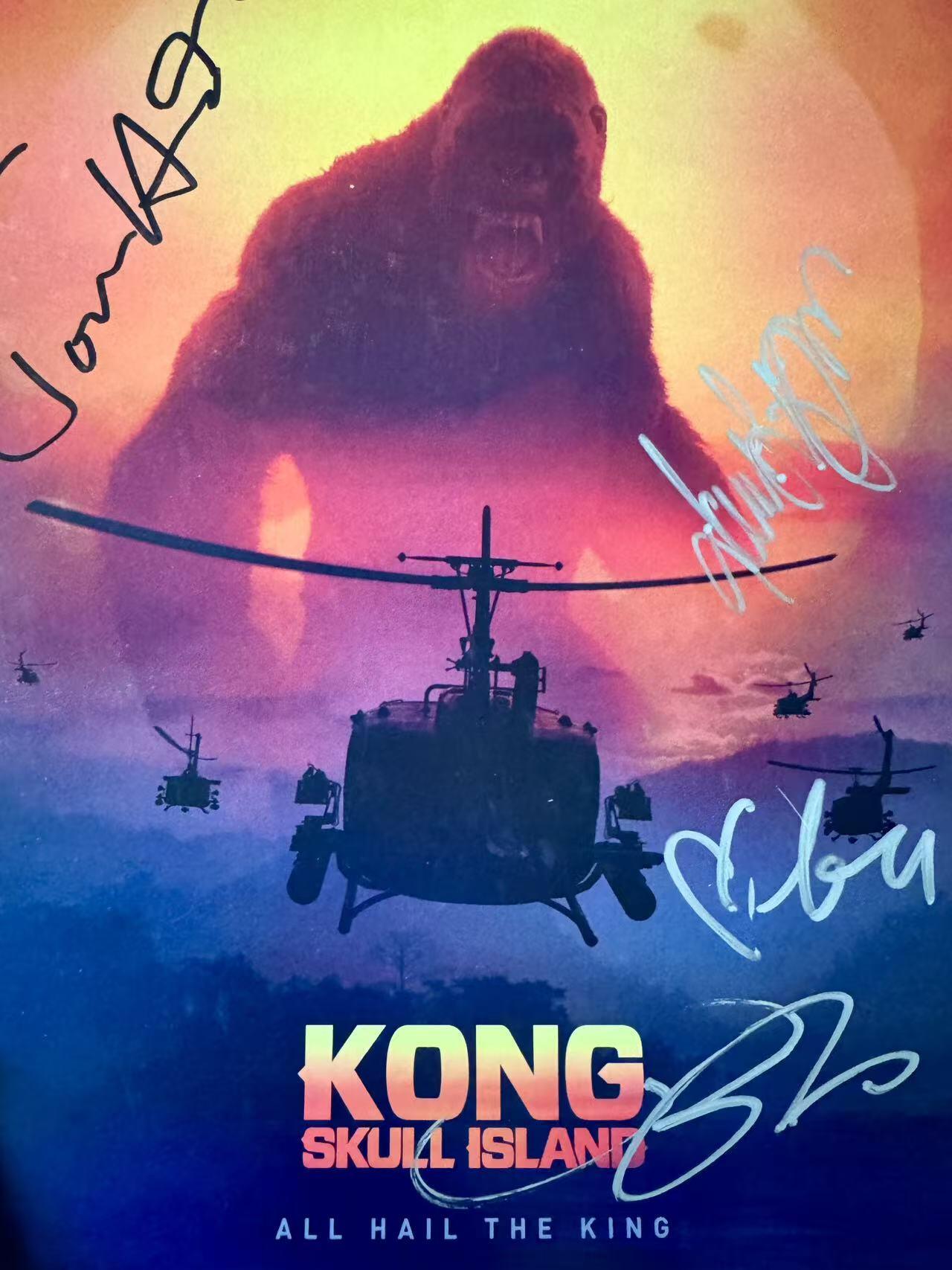 零元拍：《金刚：骷髅岛》IMAX 3D原版海报，“抖森”汤姆·希德勒斯顿、塞缪尔·杰克逊、布丽·拉尔森、景甜4人亲笔签名，尺寸A3。图七为装裱效果，拍品不含装裱。