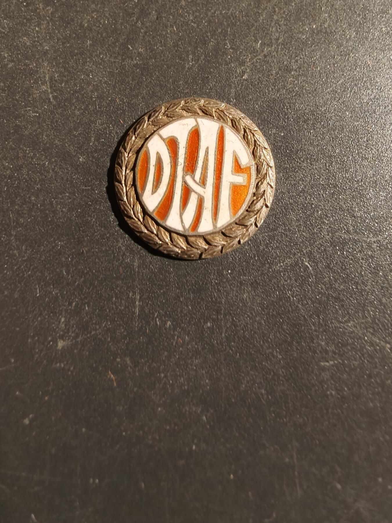 老王徽章第163期 13-15日三场连拍 16日统一发货  13、14日结束后可寄存 丹麦徽章.    830银    2.3g