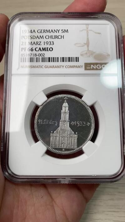 万国钱币拍卖第055期 NGC PF66CAM 1934年德三帝国波茨坦教堂加字精制5马克 普制通货极其常见的品种 但顶级品相的精制一直都是可遇不可求的存在 黝黑深度镜面精制底板 喷砂质感的教堂与帝国鹰 无需赘述的一枚GEM级别精制德三教堂 NGC唯一冠军分 23年8月HA一枚PF65成交价5760美金供参考