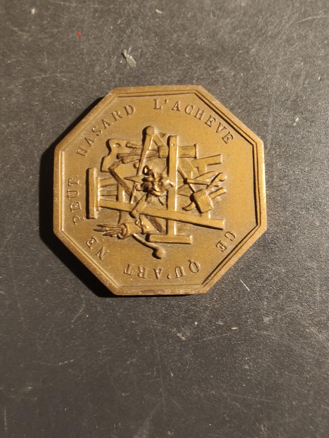 老王徽章第163期 13-15日三场连拍 16日统一发货  13、14日结束后可寄存 法国艺术协会八角铜章    直径30mm.    重量11.8g