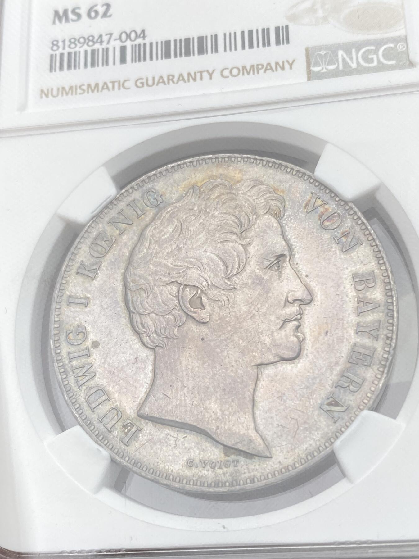 万国钱币拍卖第055期 NGC MS62 1844年德国巴伐利亚路德维希一世统帅堂历史2泰勒 淡青灰色均匀包浆极美 为庆祝统帅堂在慕尼黑落成而发行了此枚历史2T加以纪念 统帅堂造型模仿弗洛伦萨佣兵长廊 为了纪念巴伐利亚的统帅和怀念君主时代的辉煌胜利而建 如今是慕尼黑标志建筑