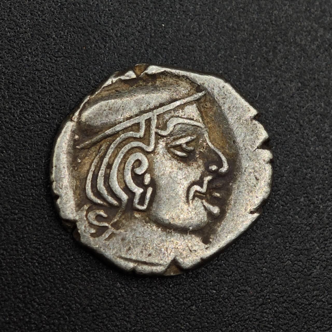 【淘币小摊】实时拍第七百九十六拍   小银币场   满百包邮可预留二周 每周一统一发货   古印度西萨特拉普王朝西郡太守银币 公元3-4世纪 1德拉克马银币重2.1克 正面国王头像 背面三拱佛丘 婆罗米文+星月 好品 细节清晰 