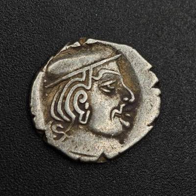 【淘币小摊】实时拍第七百九十六拍   小银币场   满百包邮可预留二周 每周一统一发货   - 古印度西萨特拉普王朝西郡太守银币 公元3-4世纪 1德拉克马银币重2.1克 正面国王头像 背面三拱佛丘 婆罗米文+星月 好品 细节清晰 