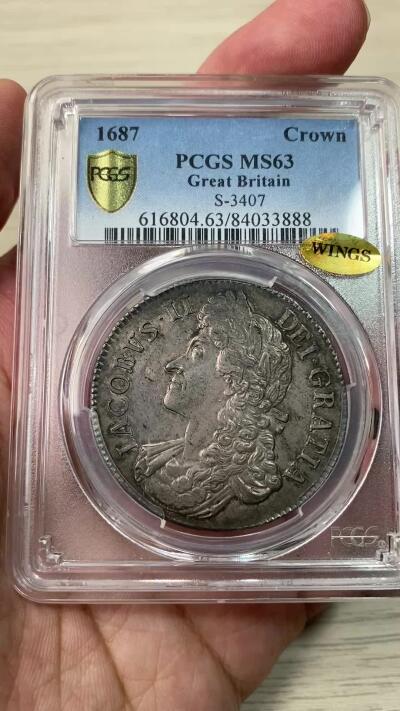 万国钱币拍卖第055期 PCGS MS63 1687年英国詹姆斯二世克朗 斯图亚特王朝复辟后第二位国王 柔美的英式乌云五彩倒影包浆 机铸纹清晰可见 底板转光依旧 WING金标认证的顶级状态 对于一枚17世纪的英国克朗来说已是可遇不可求的典藏品质