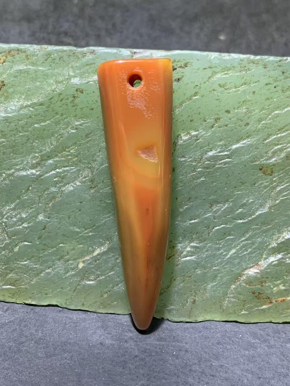 精美蒙料原皮冻料战国红随形玛瑙牙形吊坠一个，