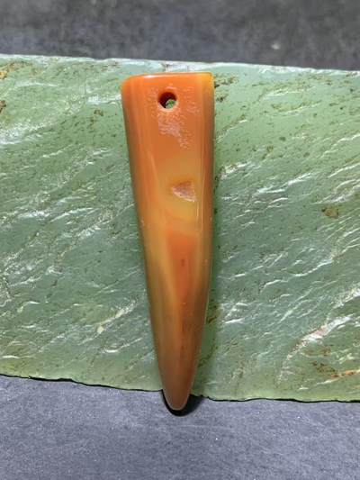 精美蒙料原皮冻料战国红随形玛瑙牙形吊坠一个， - 精美蒙料原皮冻料战国红随形玛瑙牙形吊坠一个，