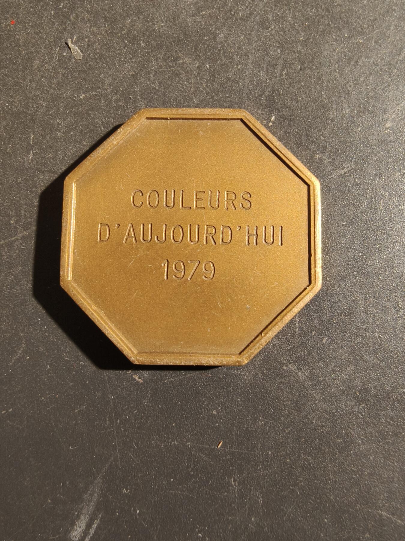 老王徽章第163期 13-15日三场连拍 16日统一发货  13、14日结束后可寄存 法国艺术协会八角铜章    直径30mm.    重量11.8g