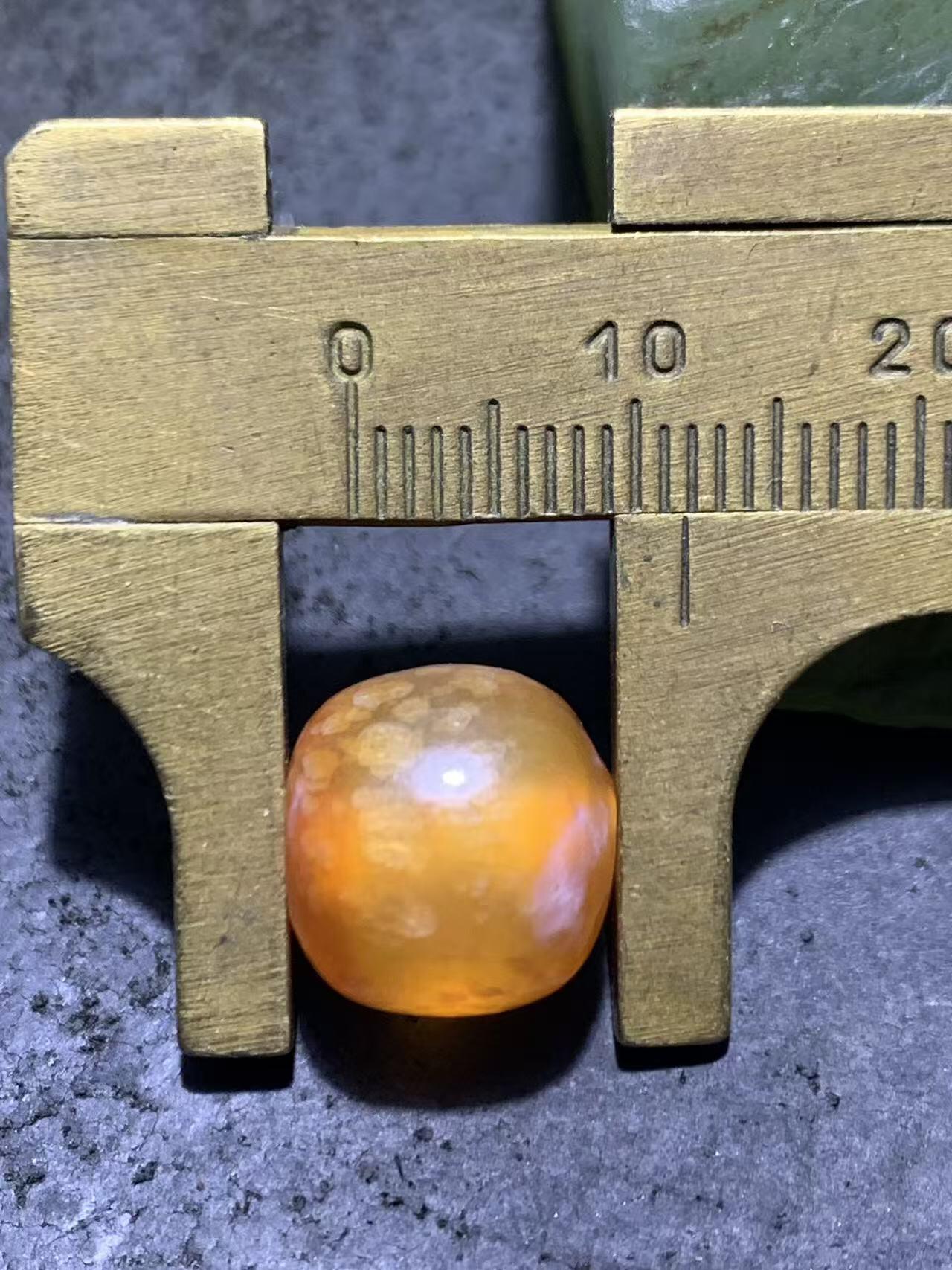 高玉化橘黄色奶油皮风化纹玛瑙随形老形珠一颗