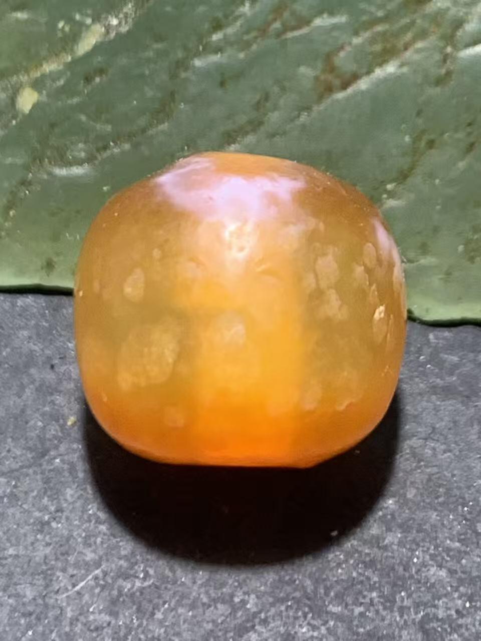 高玉化橘黄色奶油皮风化纹玛瑙随形老形珠一颗