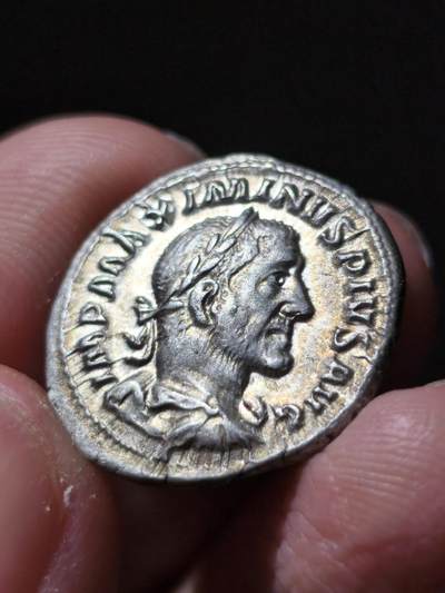 极美！马克西米努斯一世（公元235-238年）银币第纳里罗马打制，公元235-236年  正面：铭文“IMP MAXIMINVS PIVS AVG”（译为“最高统帅·马克西米努斯·虔敬者·奥古斯都”）；
