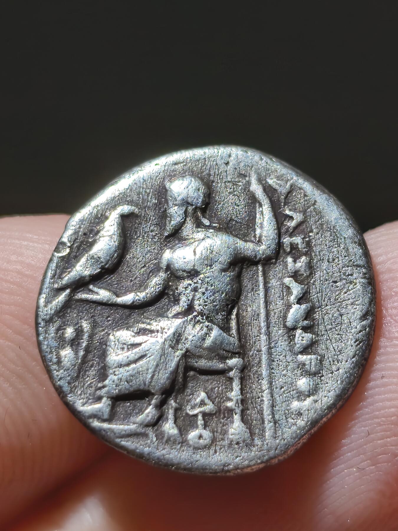 星盘世界钱币十一月二十二日古典币精品专场 典藏精品！亚历山大大帝狮皮-赫拉克勒斯 在世版1德拉克马银币 在世版银币很少 国内外均为极为热门品类 背面手持火炬的赫卡特女神 照亮暗夜的明灯 估价200欧元左右