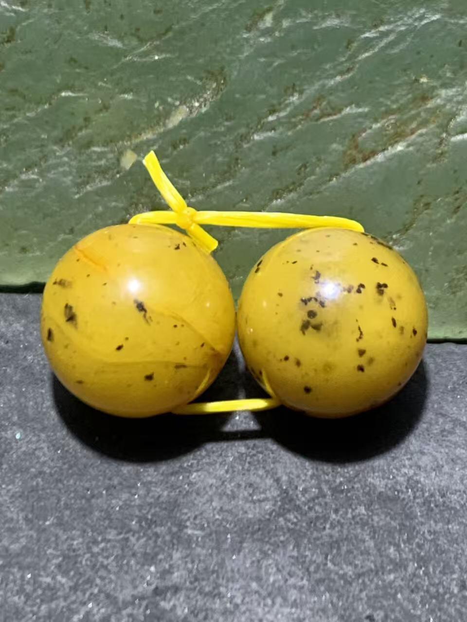 天然俄料蜜蜡通货圆珠一对，