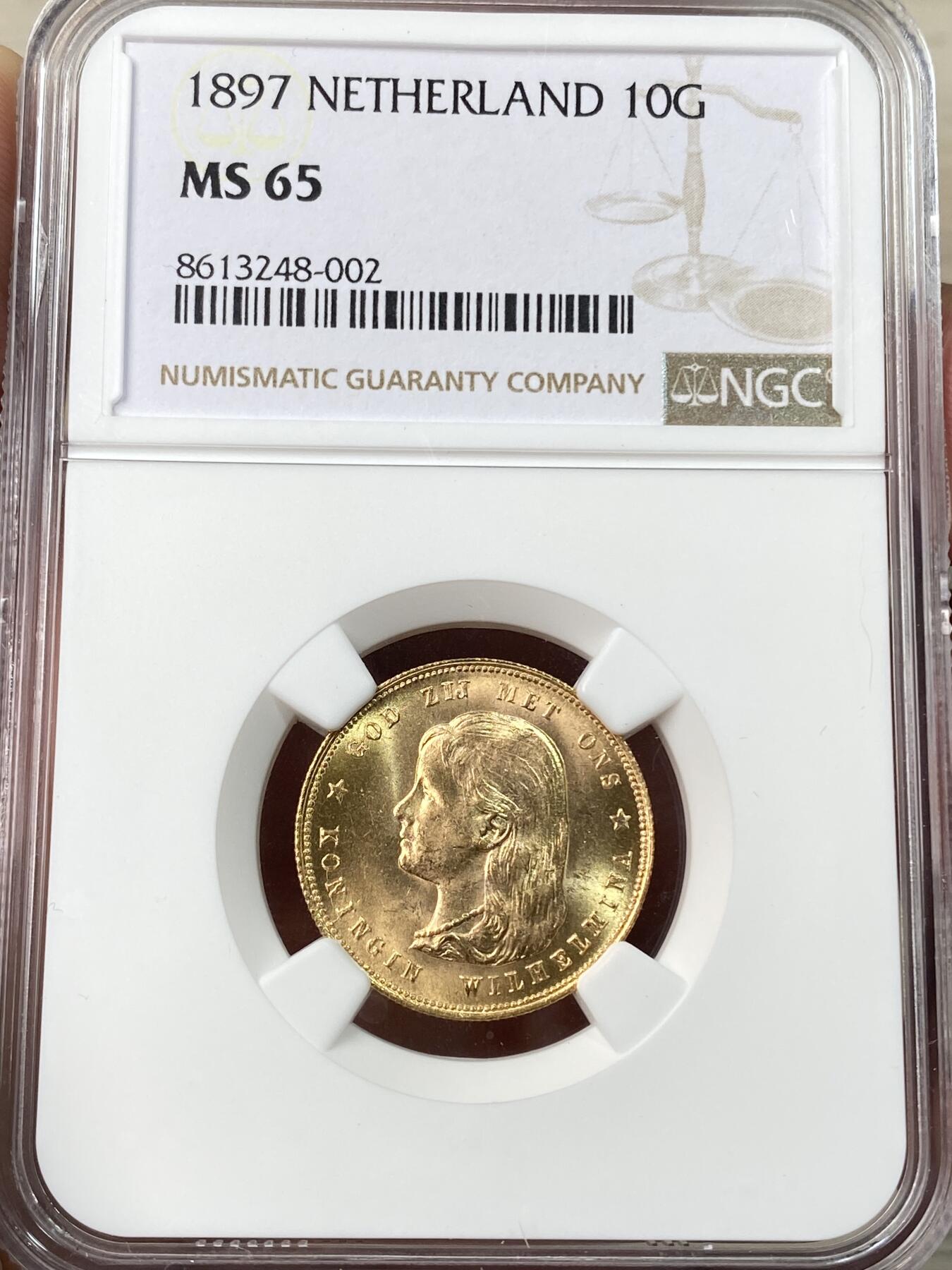 万国钱币拍卖第055期 NGC MS65 1897年荷兰威廉明娜女王萝莉头10盾金币 发行量不到50万枚 顶级镜面BU光泽丝绸底板收藏级 6.45G 900金