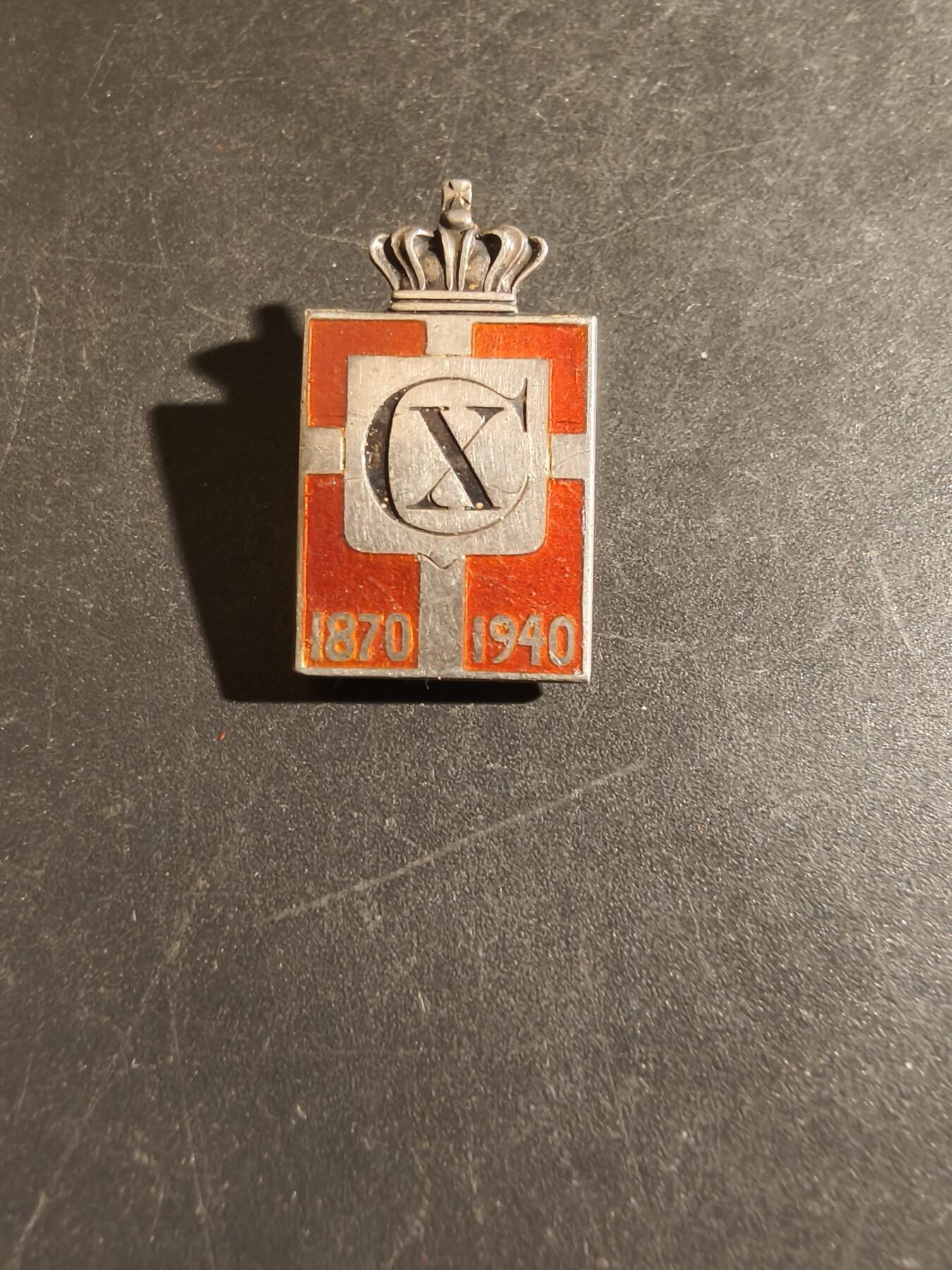 老王徽章第163期 13-15日三场连拍 16日统一发货  13、14日结束后可寄存 丹麦国王克里斯蒂安十世70周年证章 925银    3.3g