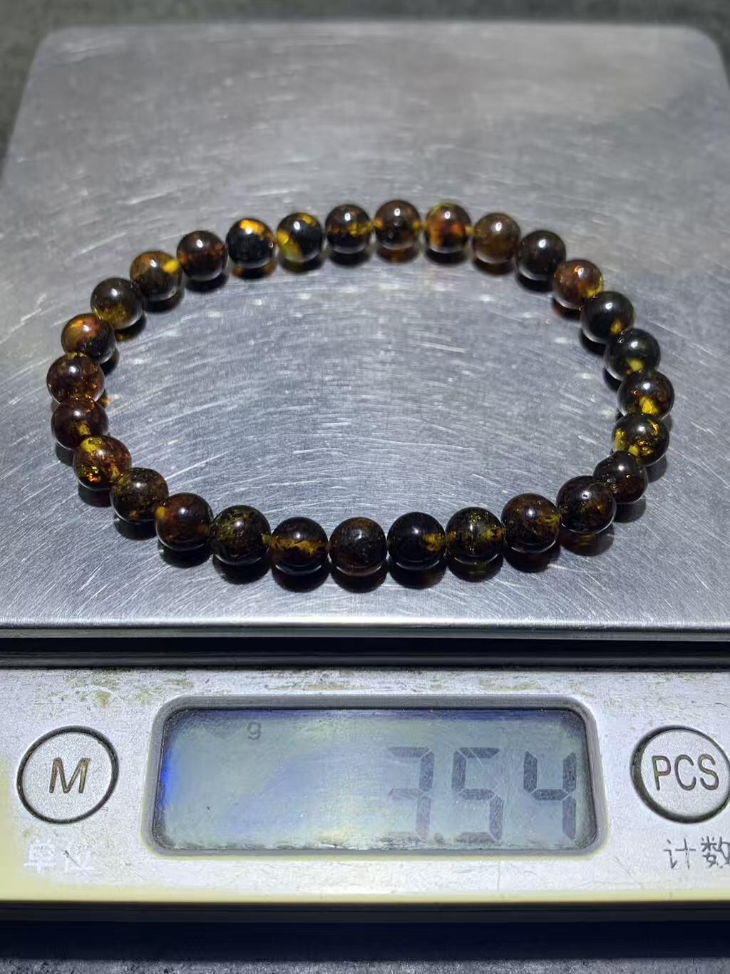 乌克兰花珀随形手串一条，