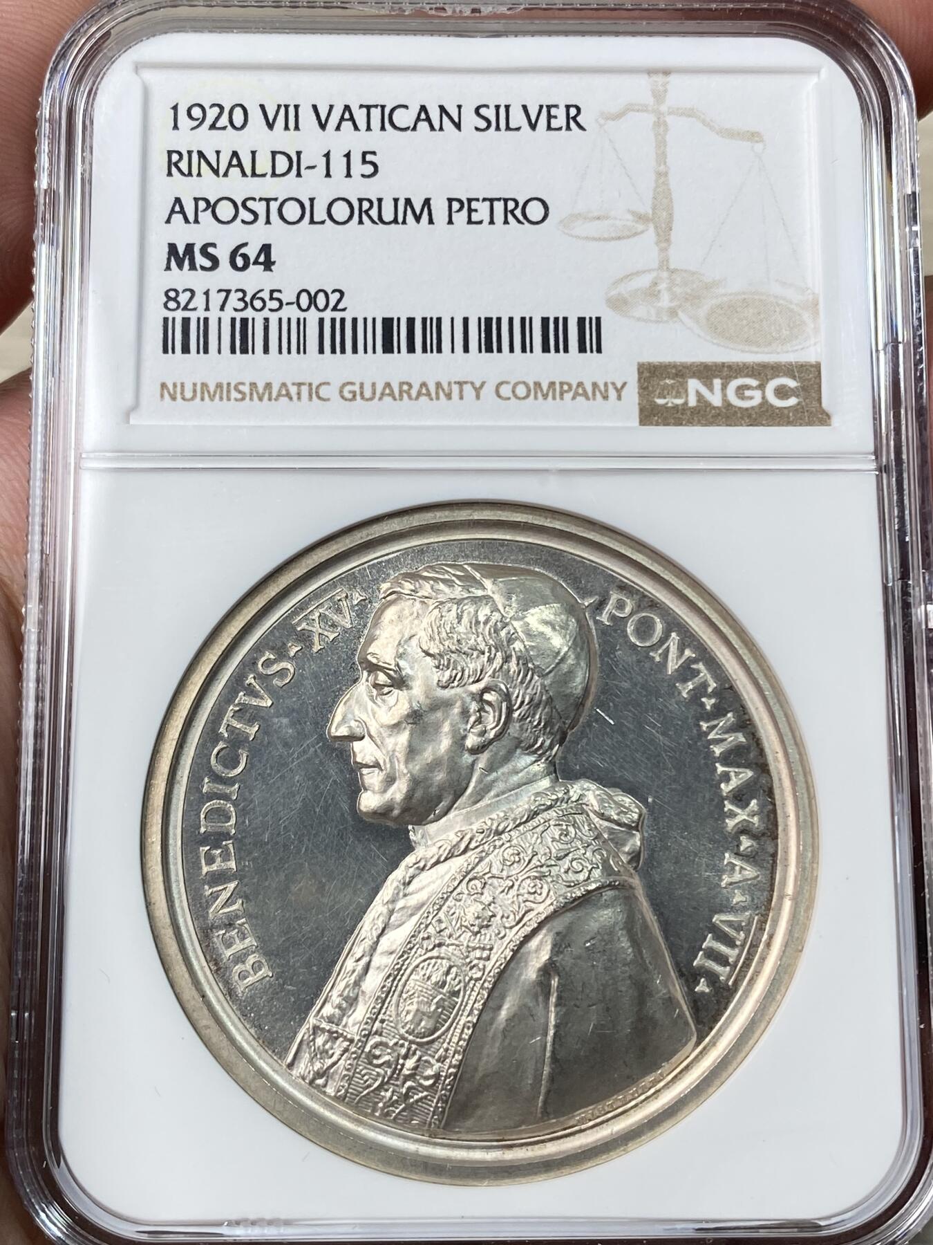 万国钱币拍卖第055期 NGC MS64 1920年梵蒂冈教皇国本笃十五世使徒佩特罗纪念大银章 高浮雕双圣圣杰罗尼姆和圣以法莲研读圣经 雄狮安坐在旁 镜面喷砂质感顶级收藏级
