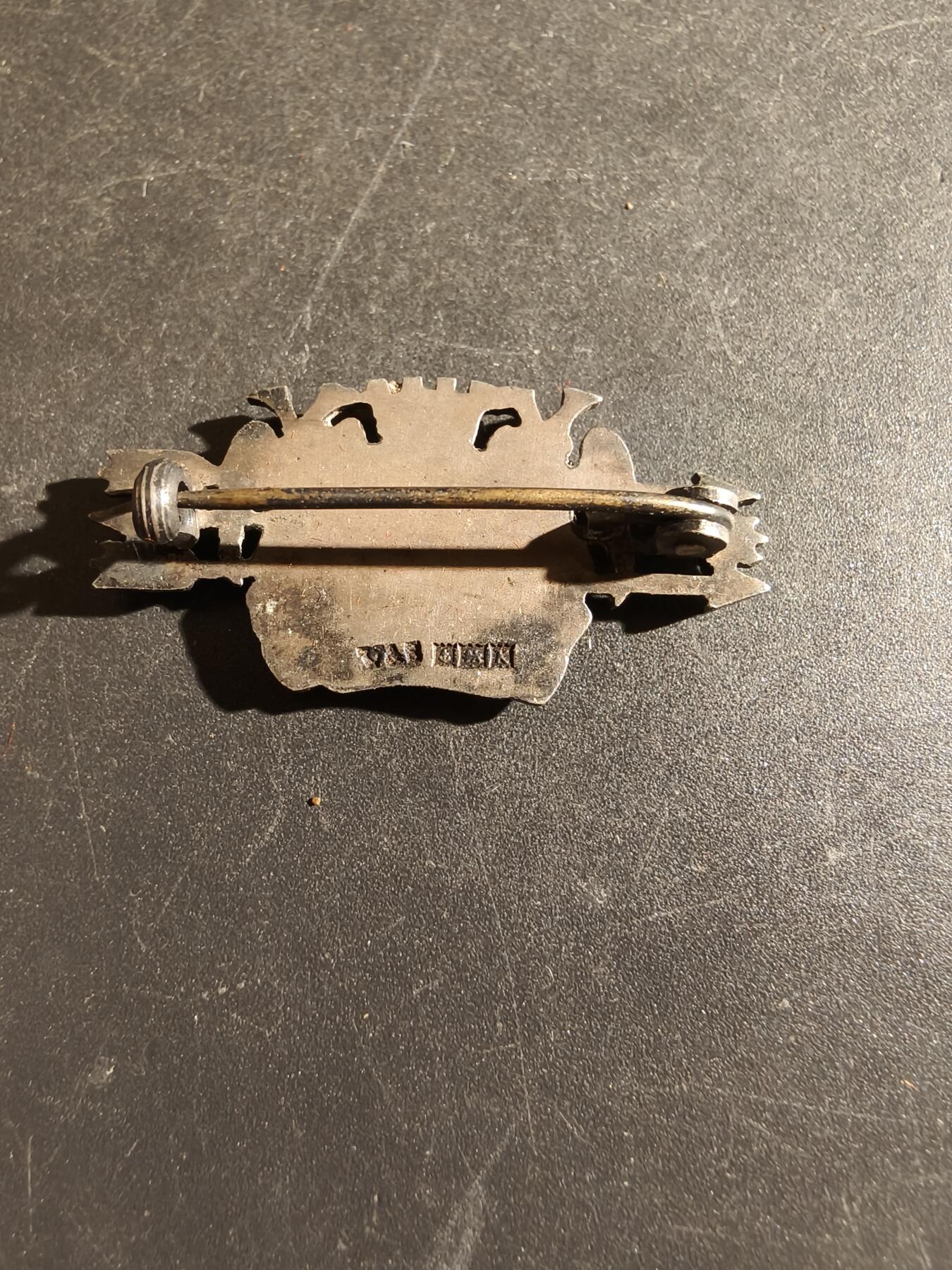 老王徽章第163期 13-15日三场连拍 16日统一发货  13、14日结束后可寄存 英国证章    925银    6.4g