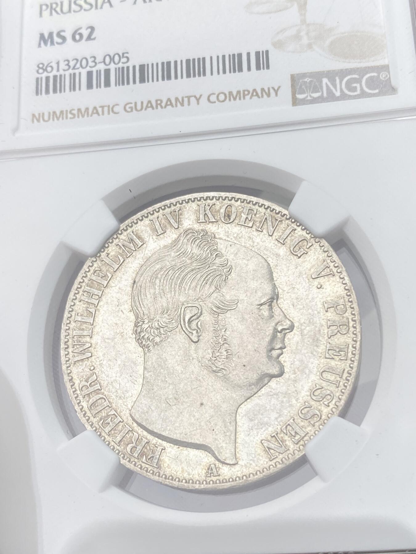 万国钱币拍卖第055期 NGC MS62 1855年德国普鲁士威廉四世流通纹章1泰勒 早期大规格协议泰勒 22.27g  洋葱头纹章款比后期鹰徽少得多 原味轻微镜面收藏级