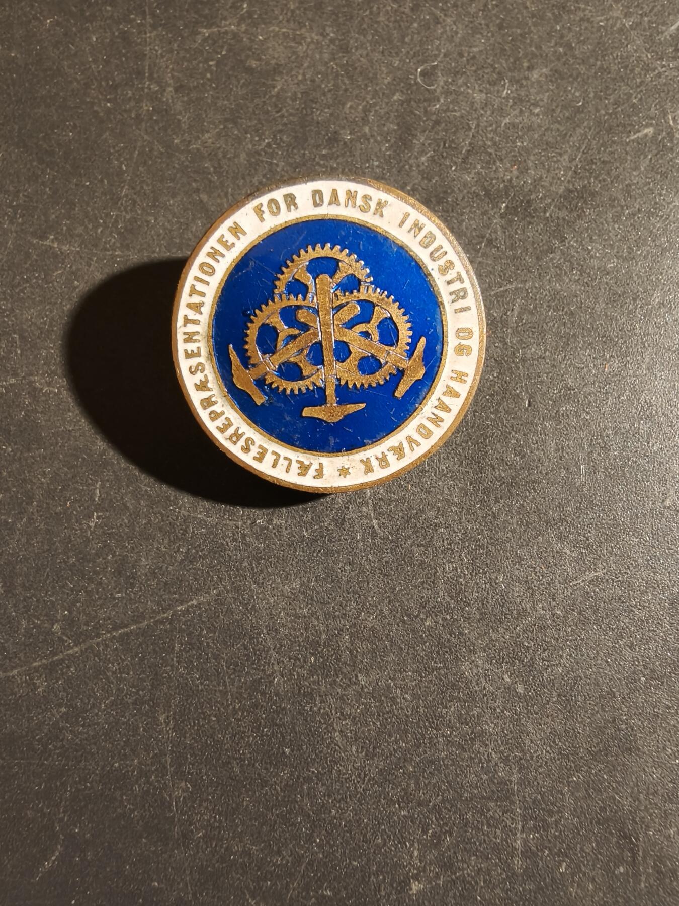 老王徽章第163期 13-15日三场连拍 16日统一发货  13、14日结束后可寄存 丹麦工业和手工艺联合会证章