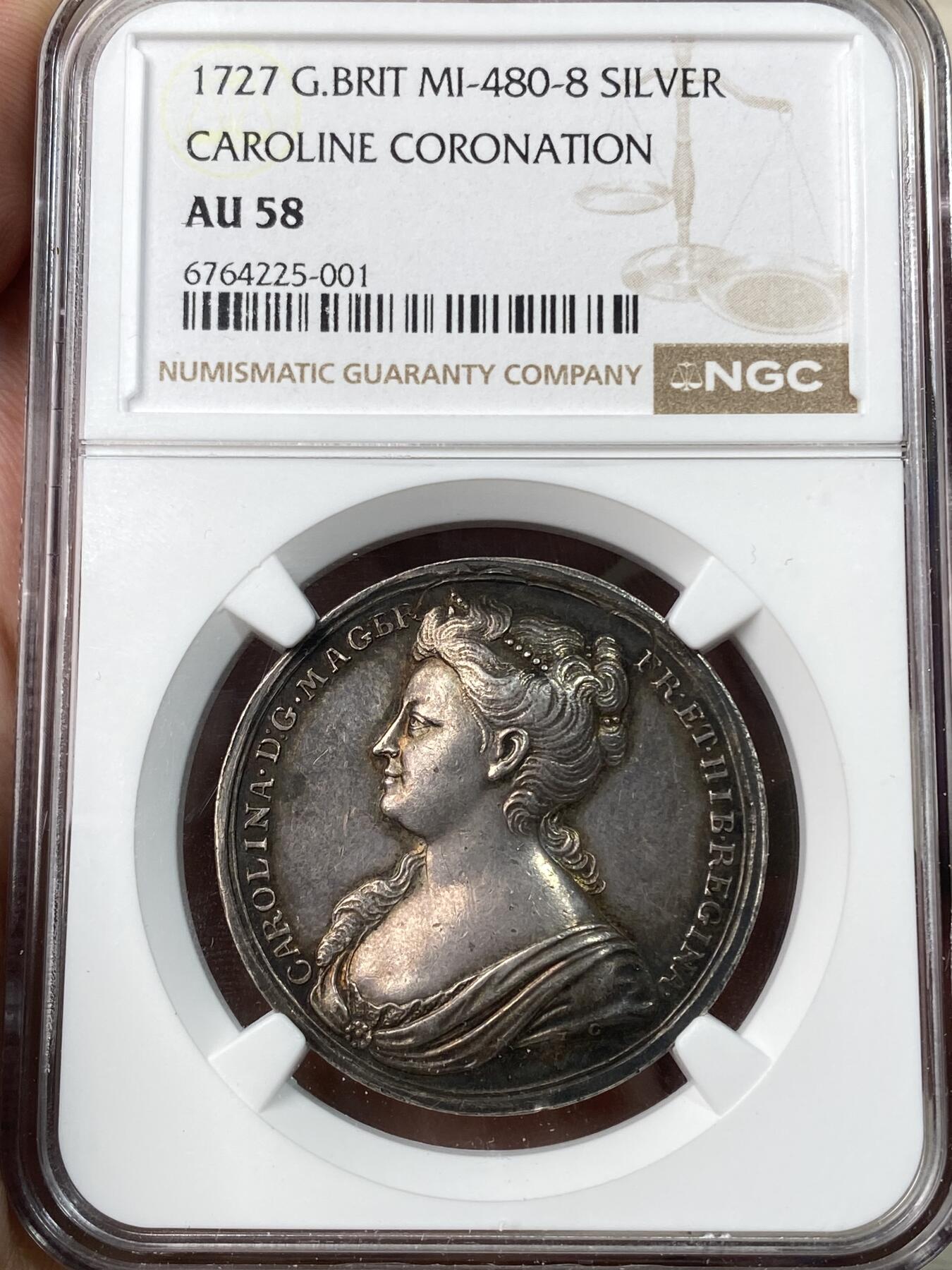 万国钱币拍卖第055期 NGC AU58 1727年英国乔治二世卡罗琳加冕纪念银章 英系高浮雕不列颠尼娅与宗教化身献上祝福 罕见玫瑰红彩包浆