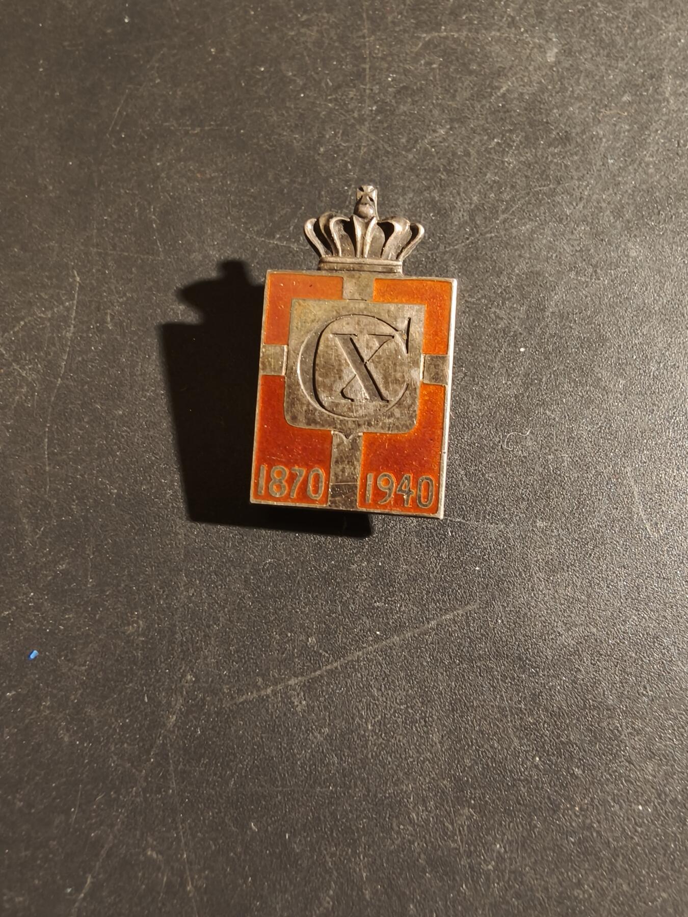 老王徽章第163期 13-15日三场连拍 16日统一发货  13、14日结束后可寄存 丹麦国王克里斯蒂安十世70周年证章    925银    3g