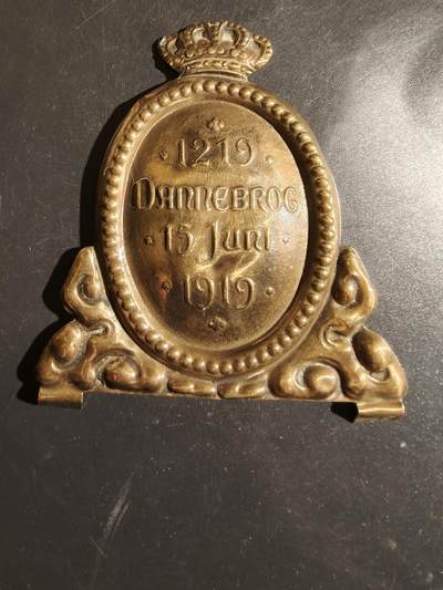 老王徽章第163期 13-15日三场连拍 16日统一发货  13、14日结束后可寄存 - 丹麦国旗700周年纪念章     该纪念章纪念1219年6月15日丹麦国旗在爱沙尼亚林德尼塞战役中从天而降的传说