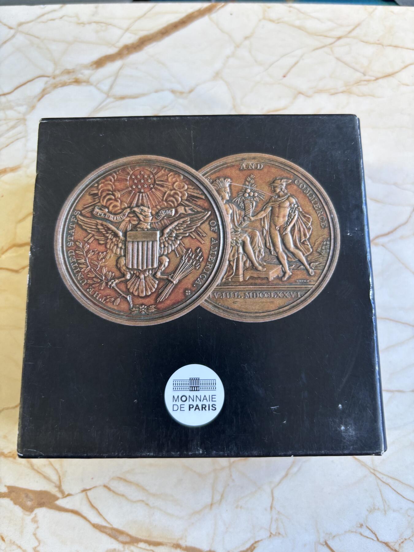 第182期拍卖   法国2022年人类伟大的日子 美国大宪法 高浮雕仿古2盎司银币原盒证书，999银，发行量1000枚