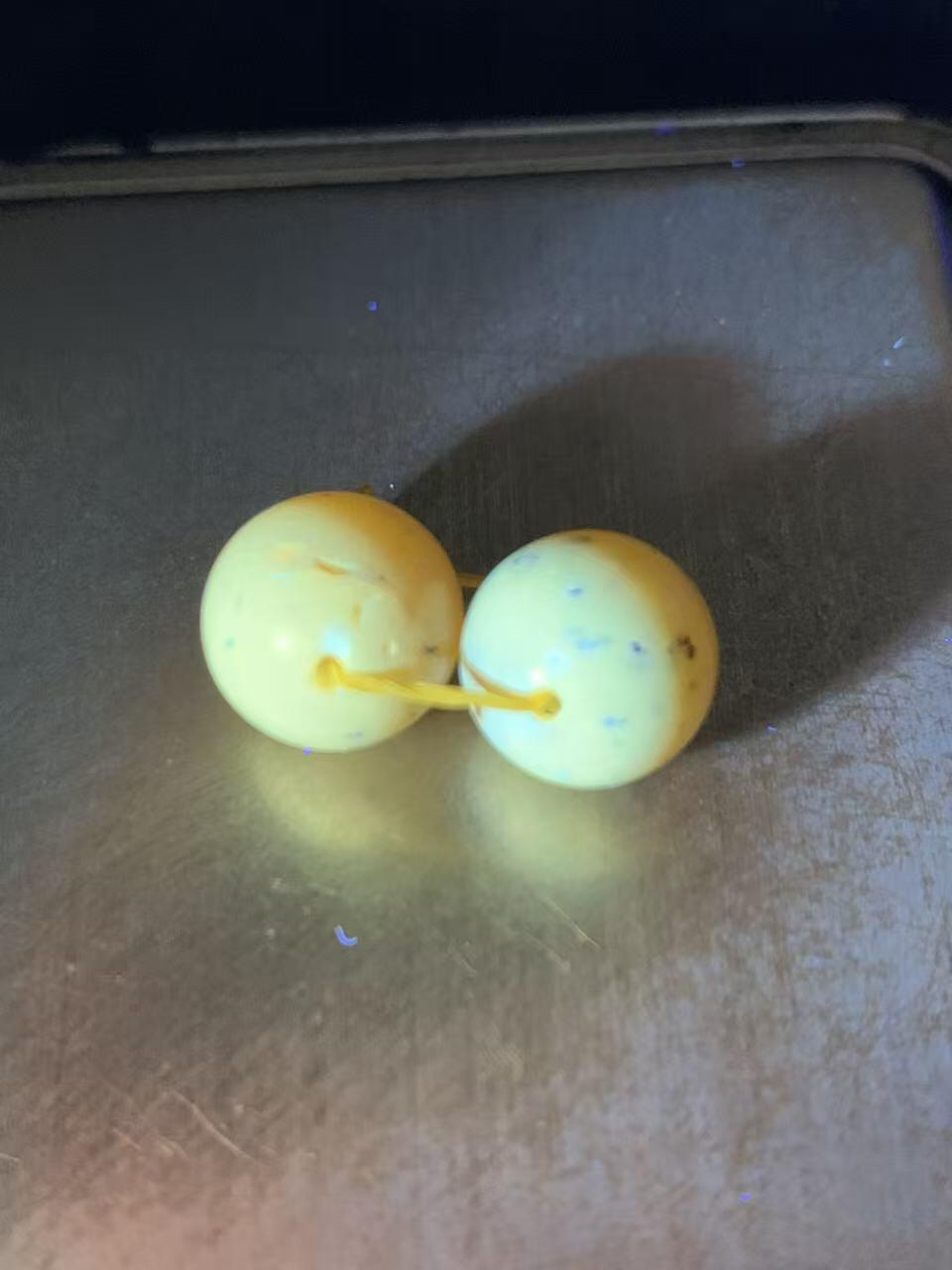 天然俄料蜜蜡通货圆珠一对，