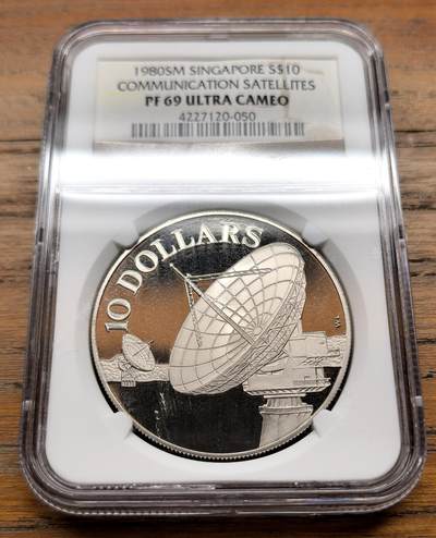 泉海漫舟·凡希社世界钱币微拍第三百十四期 - 1980新加坡通讯卫星10元大银精铸NGC-PF69UC