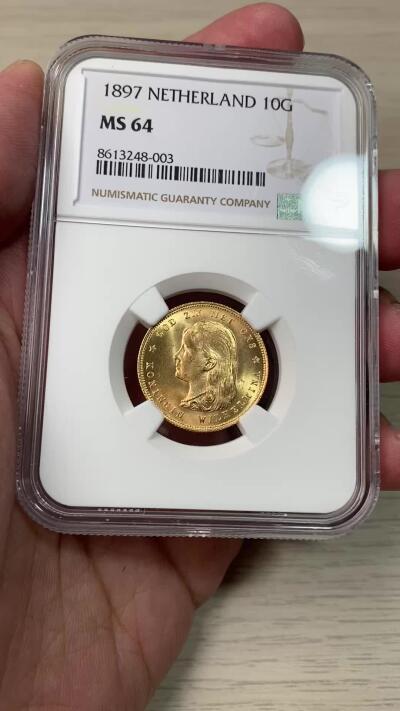 万国钱币拍卖第055期 NGC MS64 1897年荷兰威廉明娜女王萝莉头10盾金币 少见版本 发行量不到50万枚 邮票光泽丝绸底板 6.45G 900金