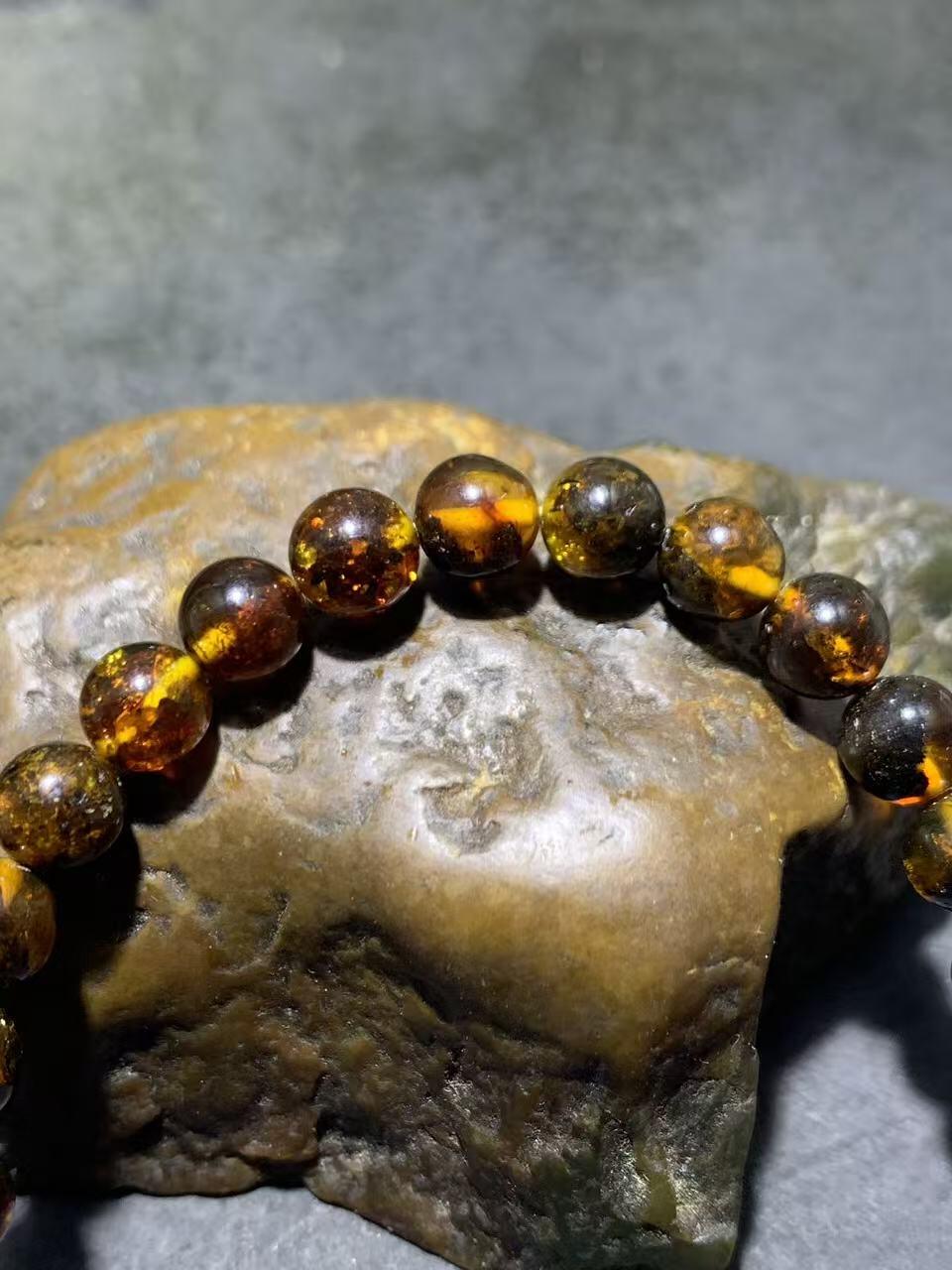 乌克兰花珀随形手串一条，