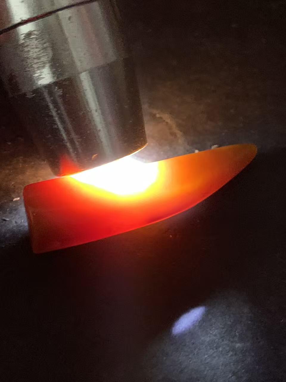 精美蒙料原皮冻料战国红随形玛瑙牙形吊坠一个，