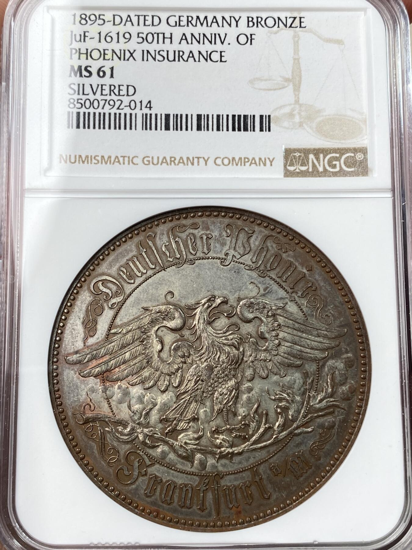 万国钱币拍卖第055期 NGC MS61 1895年德国美茵河畔法兰克福凤凰保险成立50周年镀银大铜章 罕见哥特体凤凰重生主题