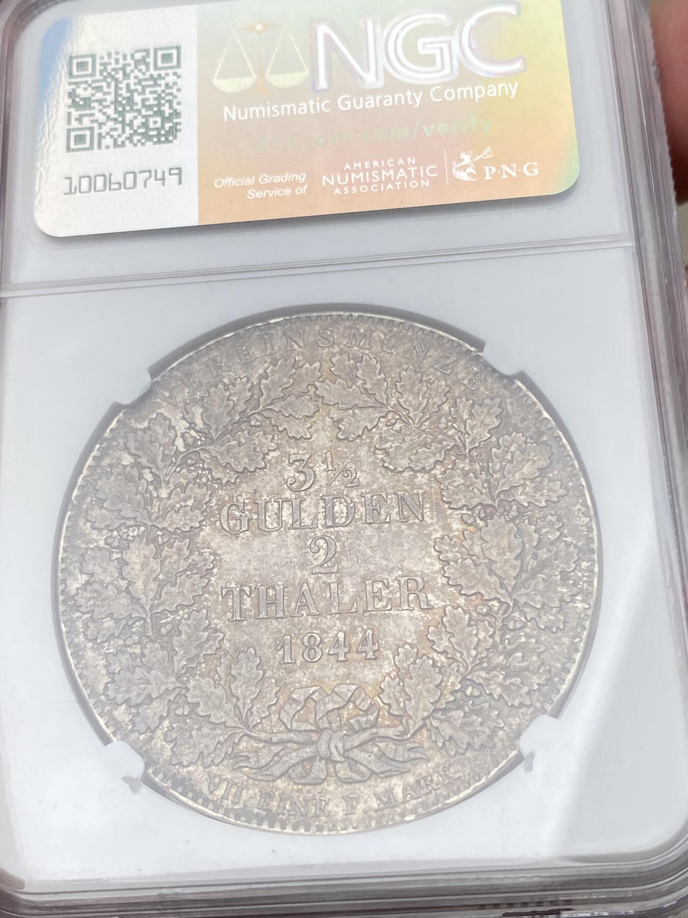 万国钱币拍卖第055期 NGC MS64 1844年法兰克福自由市鹰徽流通2泰勒 仅发行19万枚且流通充分 正面是象征法兰克福的雄鹰 背面采用橡叶结合面值设计 原味酱五彩难掩底光迸发 NGC亚军分 极其难得的典藏品质