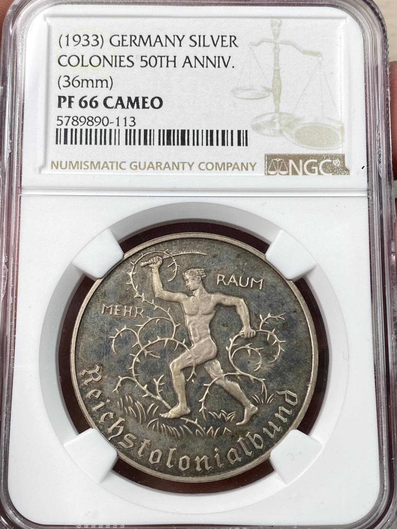 万国钱币拍卖第055期 NGC PF66CAM 1933年德国民族社会主义工人党纪念帝国殖民地50周年精致银章 顶奢深度镜面精致唯一冠军分 背面一圈为当时帝国殖民地所在地 其中包含中国青岛 原味天鹅绒彩