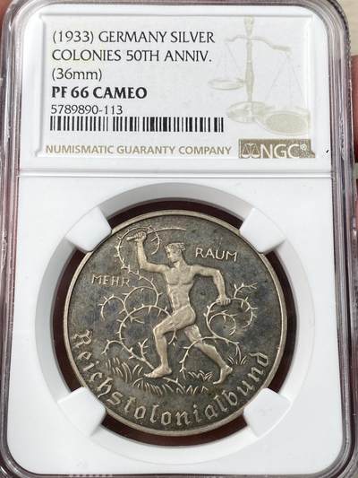 万国钱币拍卖第055期 - NGC PF66CAM 1933年德国民族社会主义工人党纪念帝国殖民地50周年精致银章 顶奢深度镜面精致唯一冠军分 背面一圈为当时帝国殖民地所在地 其中包含中国青岛 原味天鹅绒彩