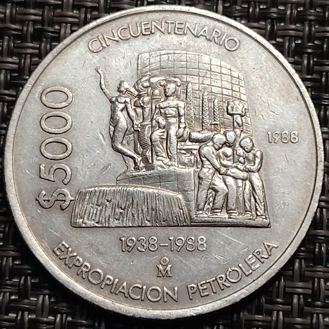 布加迪🐬～世界钱币(上海)🌾第 259 期 /  各国套币和散币 墨西哥🇲🇽 1988年 5000比索纪念币 石油工业国有化50周年 33mm