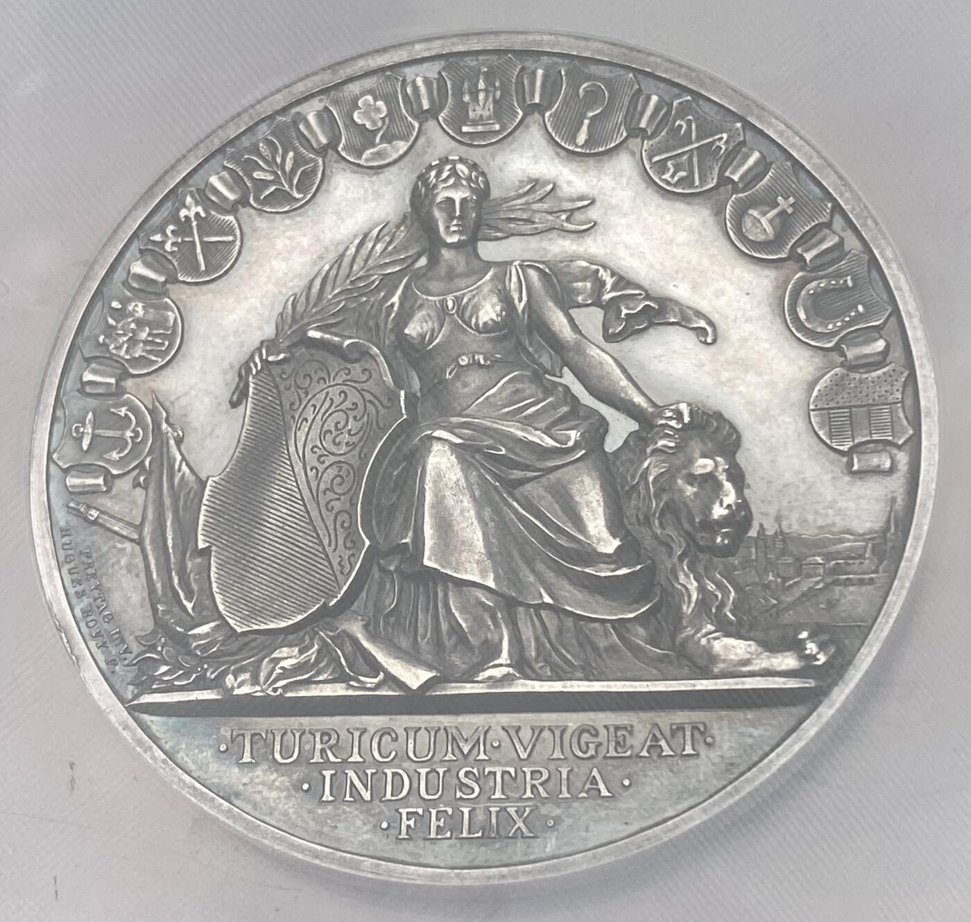 万国钱币拍卖第055期 NGC MS64 1892年瑞士联邦苏黎世射击节纪念大银章 瑞射名品之一 罕见品种瑞士女神与雄狮在苏黎世城市景观前 苏黎世盾徽超高浮雕雄伟无敌 巨型瑞射名誉品种 NGC唯一冠军分